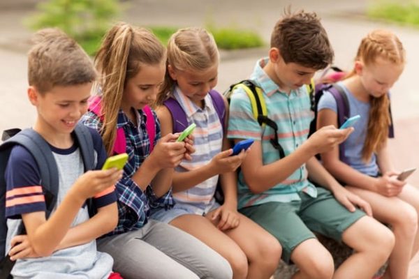 Smartphone Addiction Pada Anak Bisa Kita Hindari Dengan Cara ini