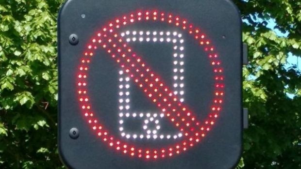 Keren, Rambu Jalan Ini Bisa Deteksi Penggunaan Ponsel di Mobil