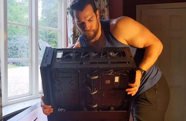 Selain Gamer World Of Warcraft, Henry Cavill Ternyata Jago Banget Bangun PC Secara DIY