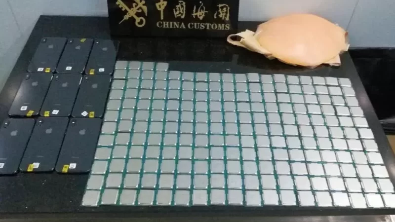 Terlihat Seperti Hamil, Perempuan ini Ternyata Bawa 200 CPU Intel & Ponsel iPhone