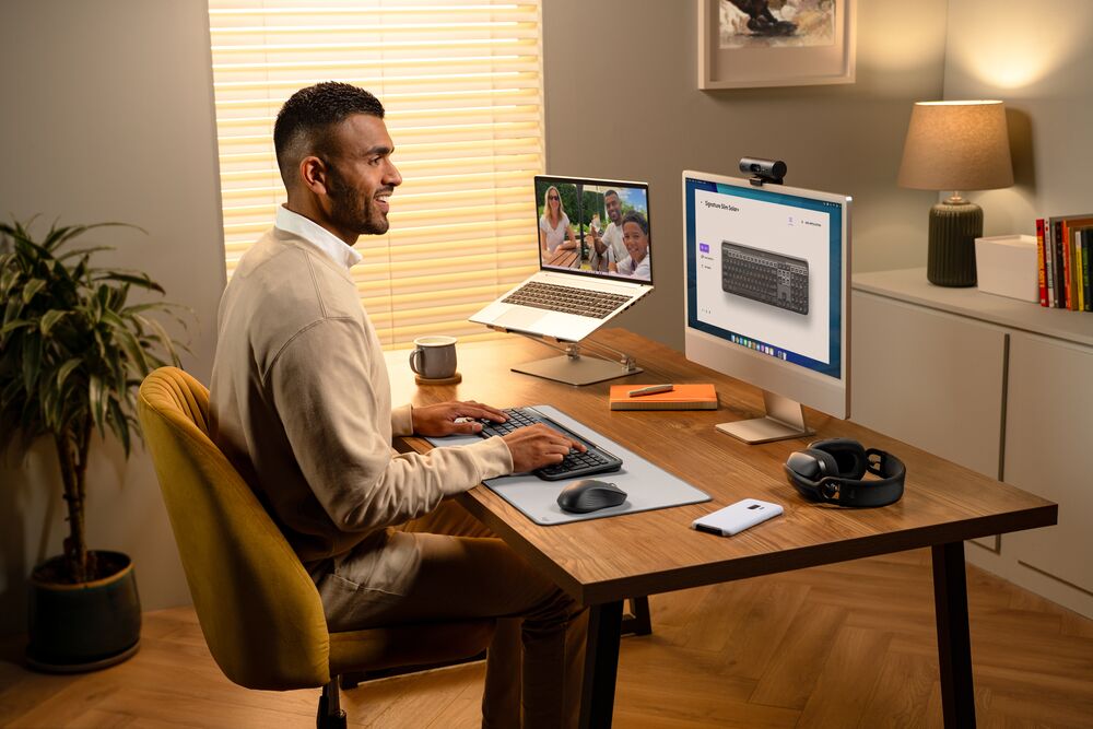 Logitech Signature Slim Solar+ K980: Keyboard Nirkabel BerTenaga Surya