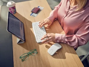 Logitech Resmi Rilis Mouse Lipat Mobi Fold: Solusi Anti-Pegal untuk Produktivitas Mobile