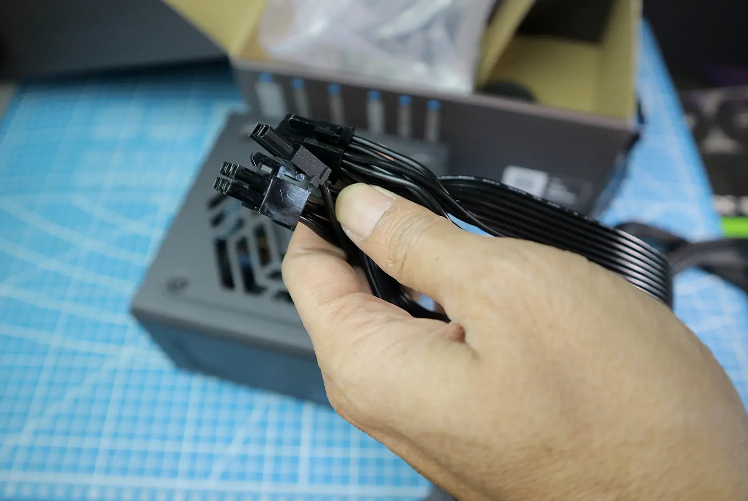 Pakai Kabel PCIe Bercabang Buat VGA, Aman Gak Sih? Ini Penjelasannya!